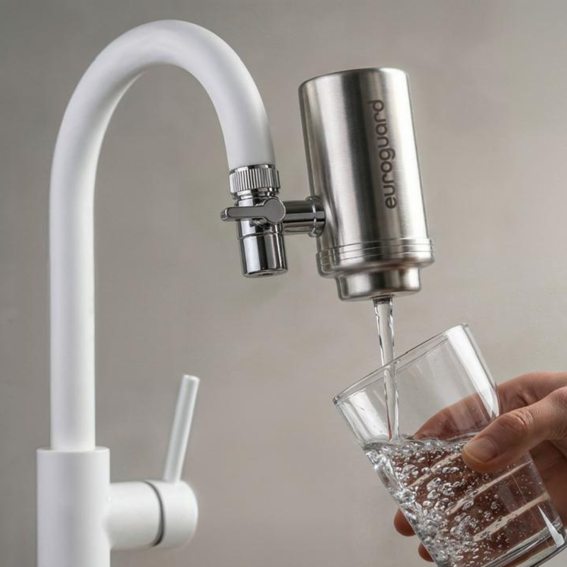 Filtre sur robinet euroguard Inox monté sur un robinet de cuisine