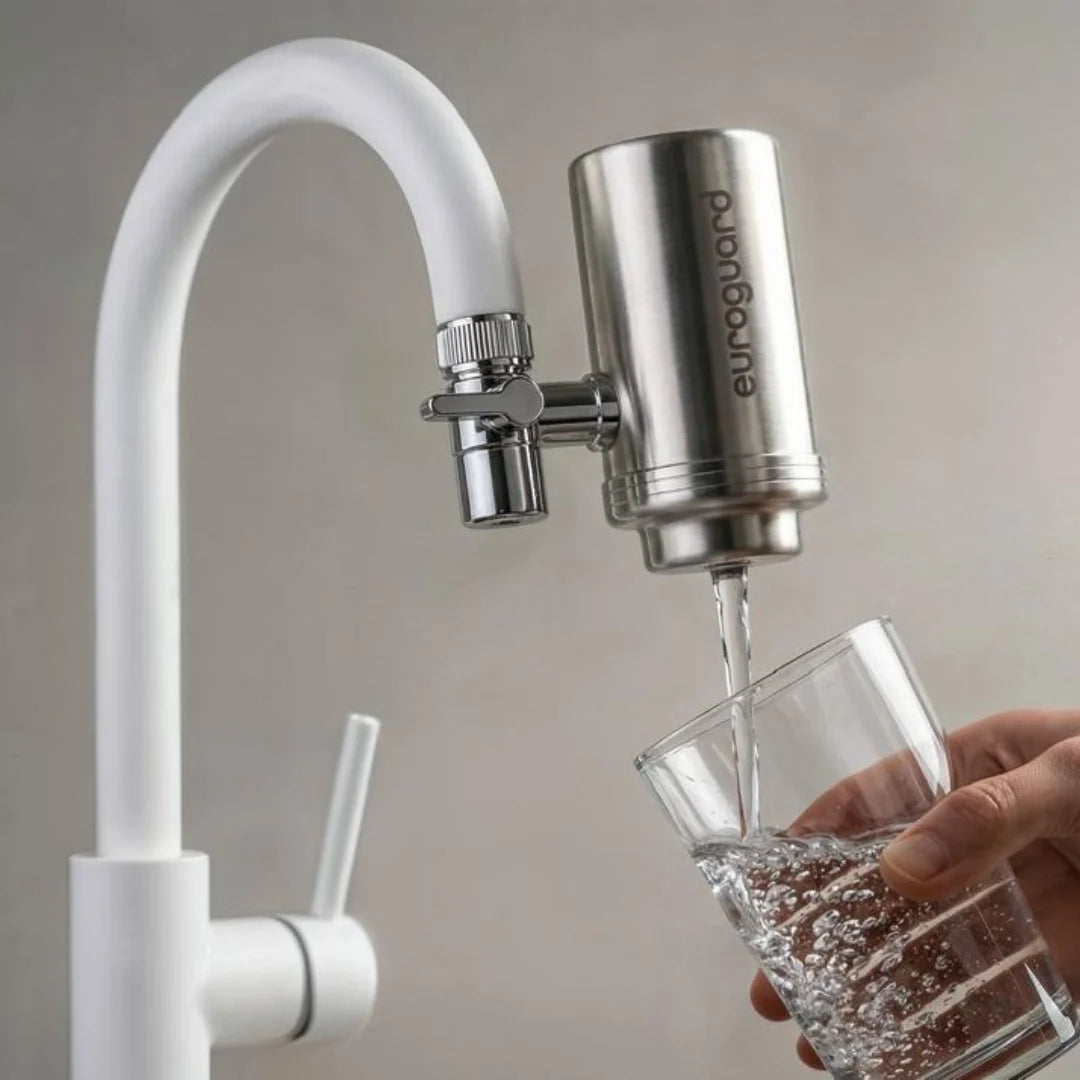Filtre sur robinet en acier inoxydable servant de l'eau dans un verre